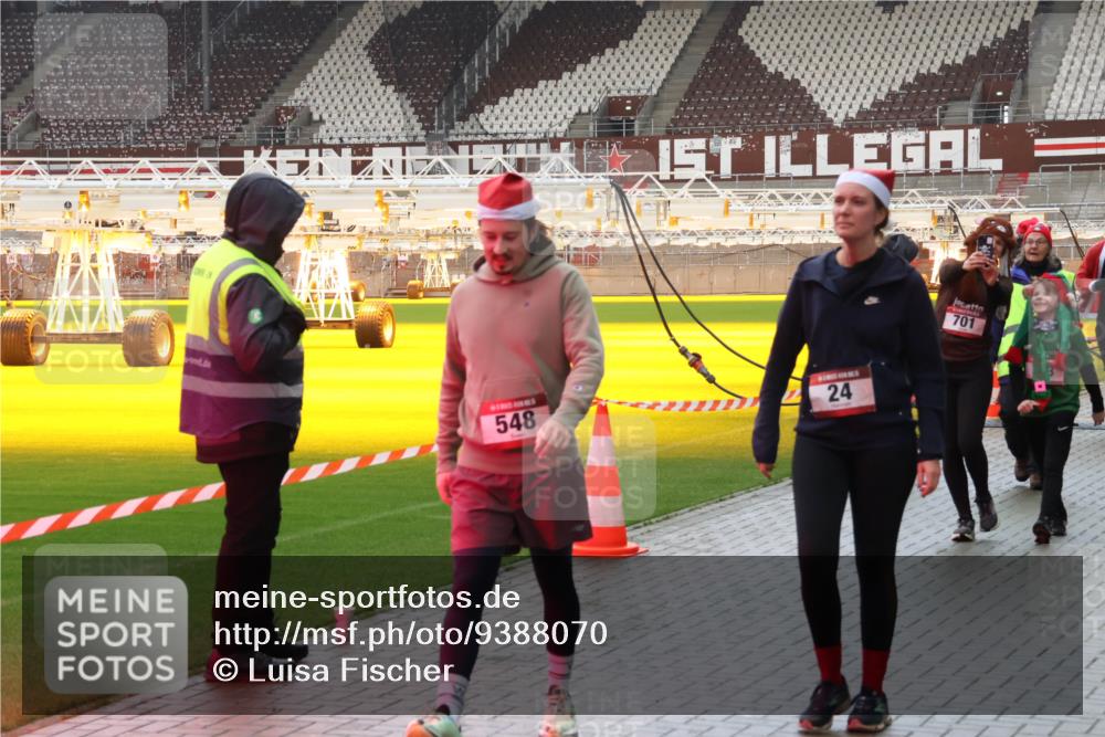 07.12.2025 - St. Pauli X-Mass-Run No. 15 Luisa Fischer http://msf.ph/oto/9388070 07.12.2025 11:49:42 Ziel 548, 24, 701, 24, 146, 244, 360, 548, 701, 703, 1966, 1992, 1993, 2003, 2344, 2346, 3180, 3183, 3421, 3424, 3665, 3685, 3914, 3915, 4601, 4643, 4646 meine-sportfotos.de