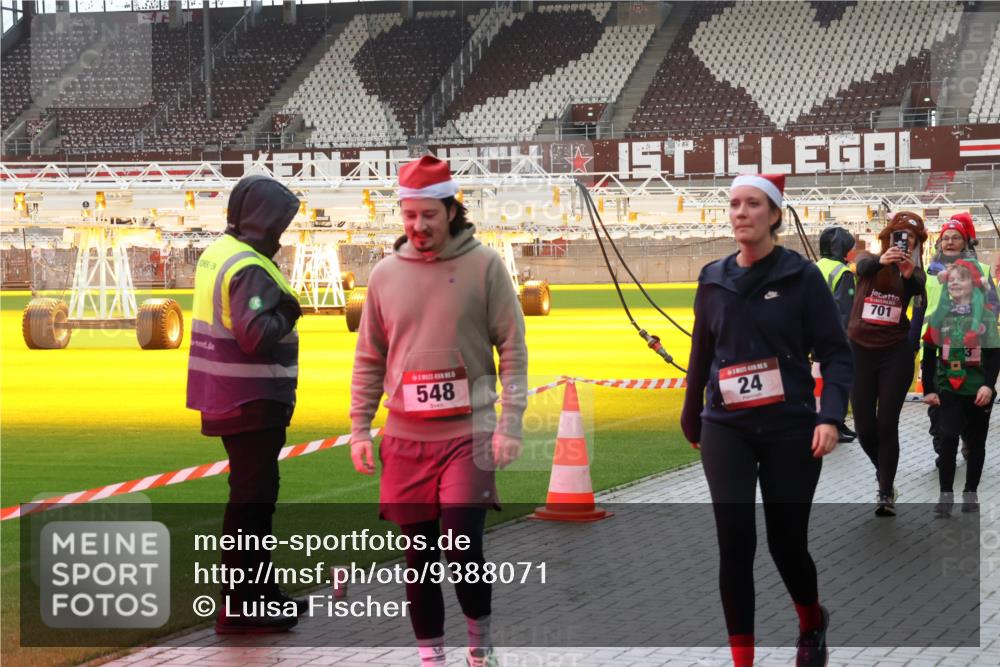 07.12.2025 - St. Pauli X-Mass-Run No. 15 Luisa Fischer http://msf.ph/oto/9388071 07.12.2025 11:49:42 Ziel 548, 24, 701, 24, 146, 244, 360, 548, 701, 703, 1966, 1992, 1993, 2003, 2344, 2346, 3180, 3183, 3421, 3424, 3665, 3685, 3914, 3915, 4601, 4643, 4646 meine-sportfotos.de