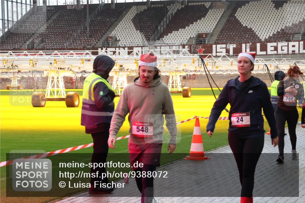 07.12.2025 - St. Pauli X-Mass-Run No. 15 Luisa Fischer http://msf.ph/oto/9388072 07.12.2025 11:49:43 Ziel 548, 24, 701, 24, 146, 244, 360, 548, 701, 703, 1992, 1993, 2003, 2344, 2346, 2853, 2911, 3180, 3183, 3421, 3424, 3665, 3685, 3914, 3915, 4601, 4643, 4646 meine-sportfotos.de