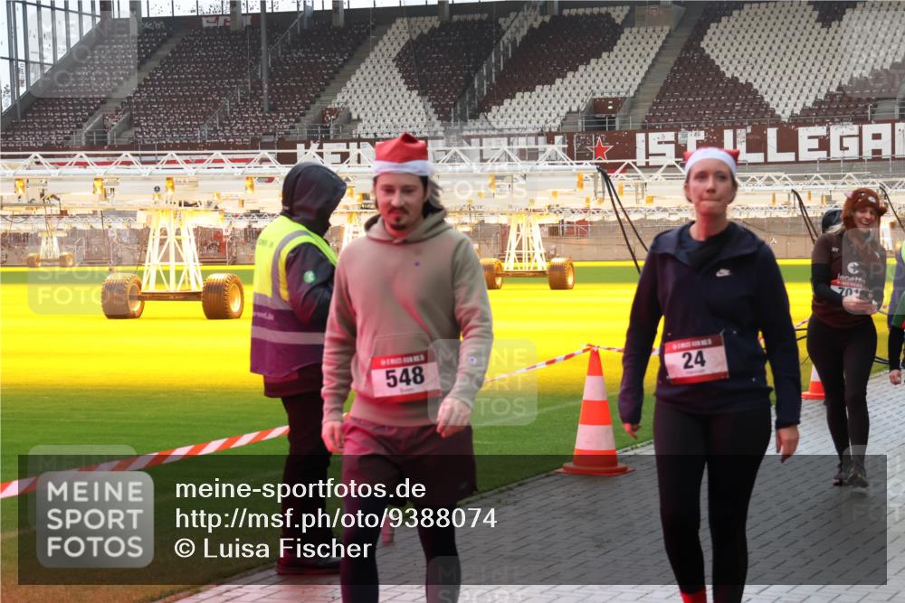 07.12.2025 - St. Pauli X-Mass-Run No. 15 Luisa Fischer http://msf.ph/oto/9388074 07.12.2025 11:49:43 Ziel 548, 24, 701, 24, 146, 244, 360, 548, 701, 703, 1992, 1993, 2003, 2344, 2346, 2853, 2911, 3180, 3183, 3421, 3424, 3665, 3685, 3914, 3915, 4601, 4643, 4646 meine-sportfotos.de