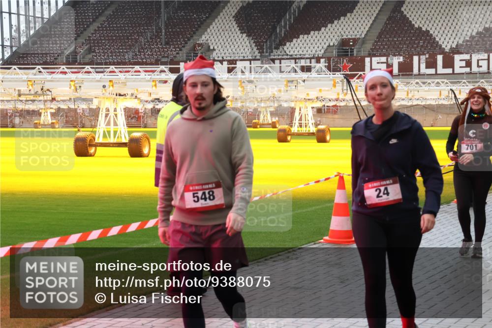 07.12.2025 - St. Pauli X-Mass-Run No. 15 Luisa Fischer http://msf.ph/oto/9388075 07.12.2025 11:49:43 Ziel 548, 24, 701, 24, 146, 244, 360, 548, 701, 703, 1992, 1993, 2003, 2344, 2346, 2853, 2911, 3180, 3183, 3421, 3424, 3665, 3685, 3914, 3915, 4601, 4643, 4646 meine-sportfotos.de