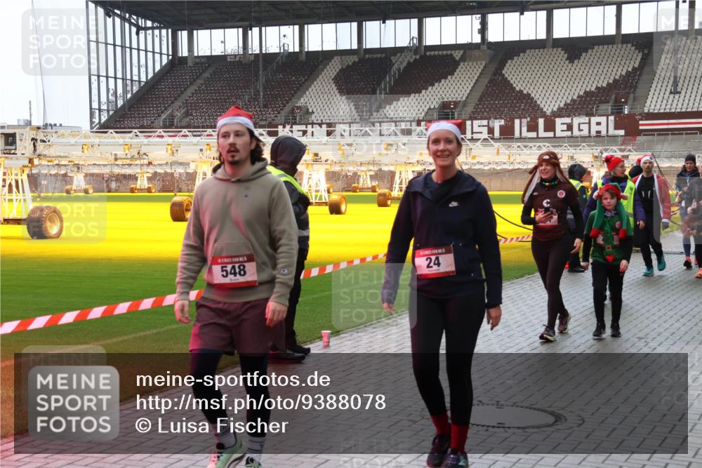 07.12.2025 - St. Pauli X-Mass-Run No. 15 Luisa Fischer http://msf.ph/oto/9388078 07.12.2025 11:49:44 Ziel 548, 24, 24, 146, 244, 360, 548, 701, 703, 1992, 1993, 2003, 2344, 2346, 2444, 2445, 2853, 2911, 3180, 3183, 3421, 3424, 3665, 3685, 3914, 3915, 4601, 4643, 4646 meine-sportfotos.de