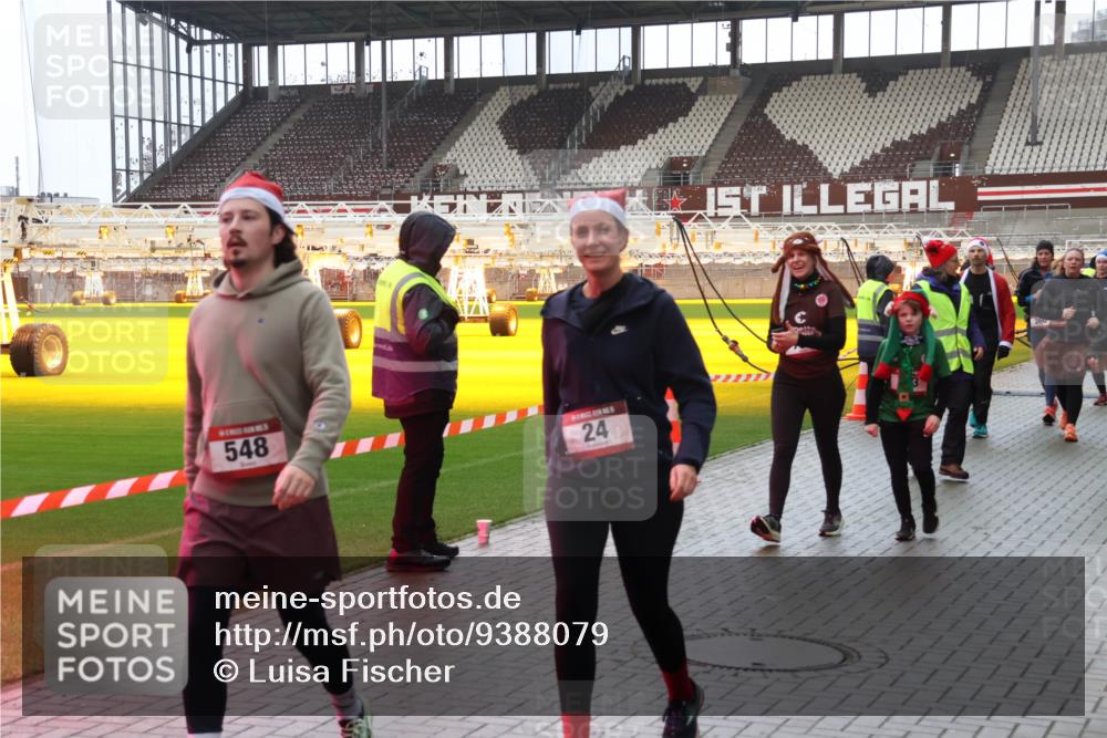 07.12.2025 - St. Pauli X-Mass-Run No. 15 Luisa Fischer http://msf.ph/oto/9388079 07.12.2025 11:49:44 Ziel 548, 24, 360, 24, 146, 244, 360, 548, 701, 703, 1992, 1993, 2003, 2344, 2346, 2444, 2445, 2853, 2911, 3180, 3183, 3421, 3424, 3665, 3685, 3914, 3915, 4601, 4643, 4646 meine-sportfotos.de