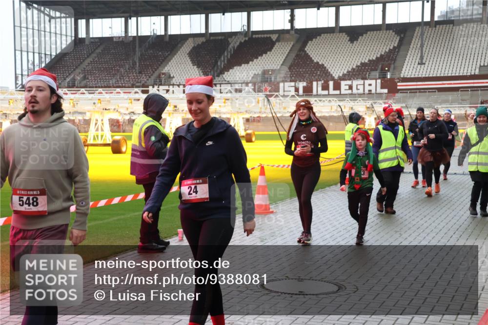 07.12.2025 - St. Pauli X-Mass-Run No. 15 Luisa Fischer http://msf.ph/oto/9388081 07.12.2025 11:49:45 Ziel 15, 548, 5, 24, 3, 24, 146, 244, 360, 548, 701, 703, 1992, 1993, 2003, 2344, 2346, 2444, 2445, 2853, 2911, 3180, 3183, 3421, 3424, 3665, 3685, 3914, 3915, 4601, 4643, 4646 meine-sportfotos.de