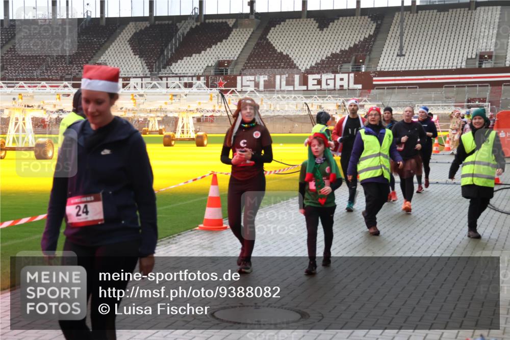 07.12.2025 - St. Pauli X-Mass-Run No. 15 Luisa Fischer http://msf.ph/oto/9388082 07.12.2025 11:49:45 Ziel 24, 1, 24, 146, 244, 360, 548, 701, 703, 1992, 1993, 2003, 2344, 2346, 2444, 2445, 2853, 2911, 3180, 3183, 3421, 3424, 3665, 3685, 3914, 3915, 4601, 4643, 4646 meine-sportfotos.de