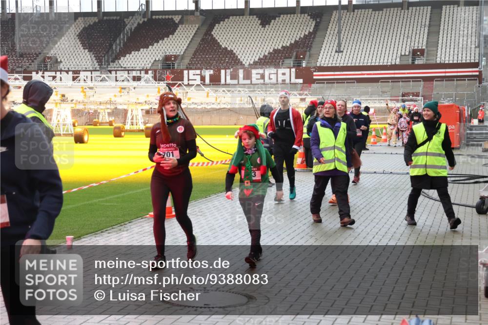 07.12.2025 - St. Pauli X-Mass-Run No. 15 Luisa Fischer http://msf.ph/oto/9388083 07.12.2025 11:49:45 Ziel 701, 3, 24, 146, 244, 360, 548, 701, 703, 1992, 1993, 2003, 2344, 2346, 2444, 2445, 2853, 2911, 3180, 3183, 3421, 3424, 3665, 3685, 3914, 3915, 4601, 4643, 4646 meine-sportfotos.de