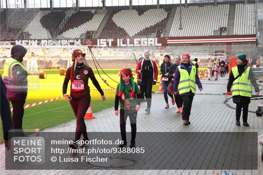 07.12.2025 - St. Pauli X-Mass-Run No. 15 Luisa Fischer http://msf.ph/oto/9388085 07.12.2025 11:49:46 Ziel 701, 15, 360, 24, 146, 244, 360, 548, 701, 703, 1992, 1993, 2003, 2344, 2346, 2444, 2445, 2853, 2911, 3180, 3183, 3421, 3424, 3665, 3685, 3914, 3915, 4601, 4643, 4646 meine-sportfotos.de