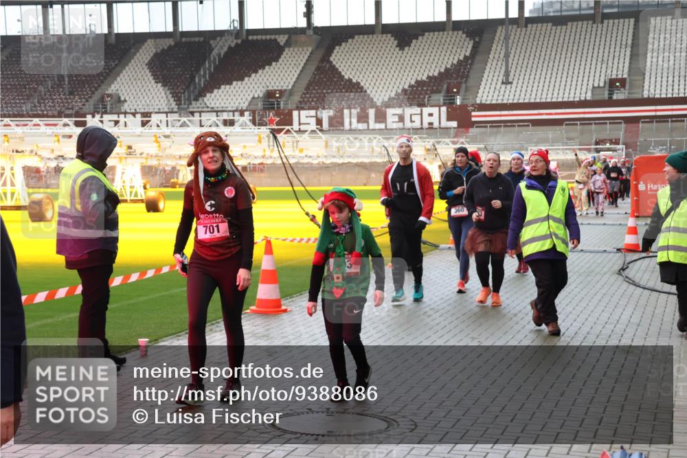07.12.2025 - St. Pauli X-Mass-Run No. 15 Luisa Fischer http://msf.ph/oto/9388086 07.12.2025 11:49:46 Ziel 701, 360, 24, 146, 244, 360, 548, 701, 703, 1992, 1993, 2003, 2344, 2346, 2444, 2445, 2853, 2911, 3180, 3183, 3421, 3424, 3665, 3685, 3914, 3915, 4601, 4643, 4646 meine-sportfotos.de