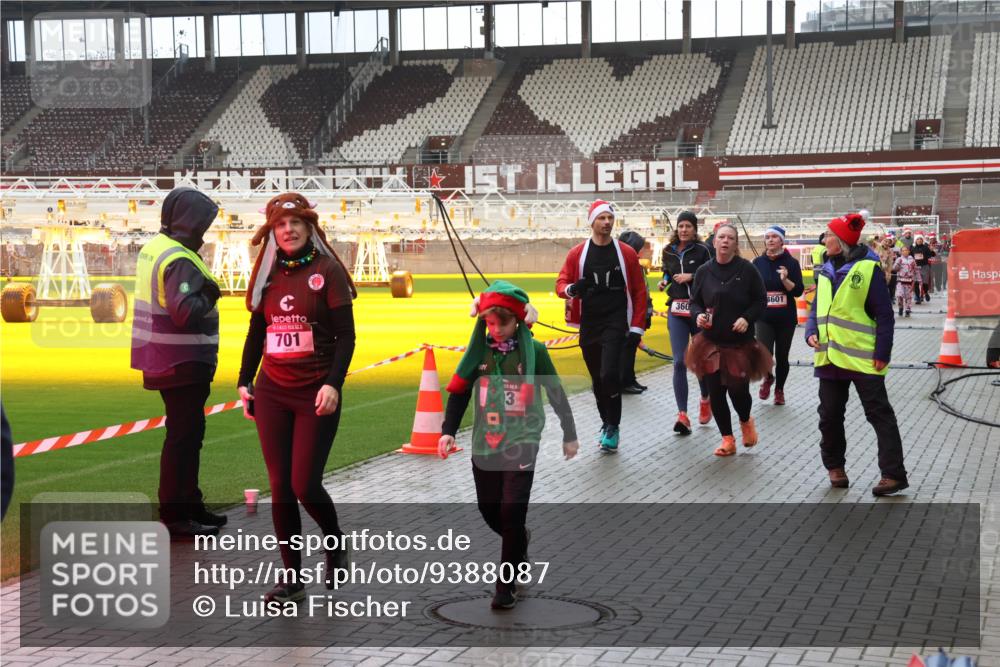 07.12.2025 - St. Pauli X-Mass-Run No. 15 Luisa Fischer http://msf.ph/oto/9388087 07.12.2025 11:49:46 Ziel 701, 5, 3, 360, 1601, 24, 146, 244, 360, 548, 701, 703, 1992, 1993, 2003, 2344, 2346, 2444, 2445, 2853, 2911, 3180, 3183, 3421, 3424, 3665, 3685, 3914, 3915, 4601, 4643, 4646 meine-sportfotos.de