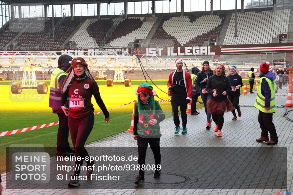 07.12.2025 - St. Pauli X-Mass-Run No. 15 Luisa Fischer http://msf.ph/oto/9388089 07.12.2025 11:49:47 Ziel 701, 36, 02, 24, 146, 244, 360, 548, 701, 703, 1992, 1993, 2003, 2344, 2346, 2444, 2445, 2853, 2911, 3180, 3183, 3421, 3424, 3665, 3685, 3914, 3915, 4601, 4643, 4646 meine-sportfotos.de