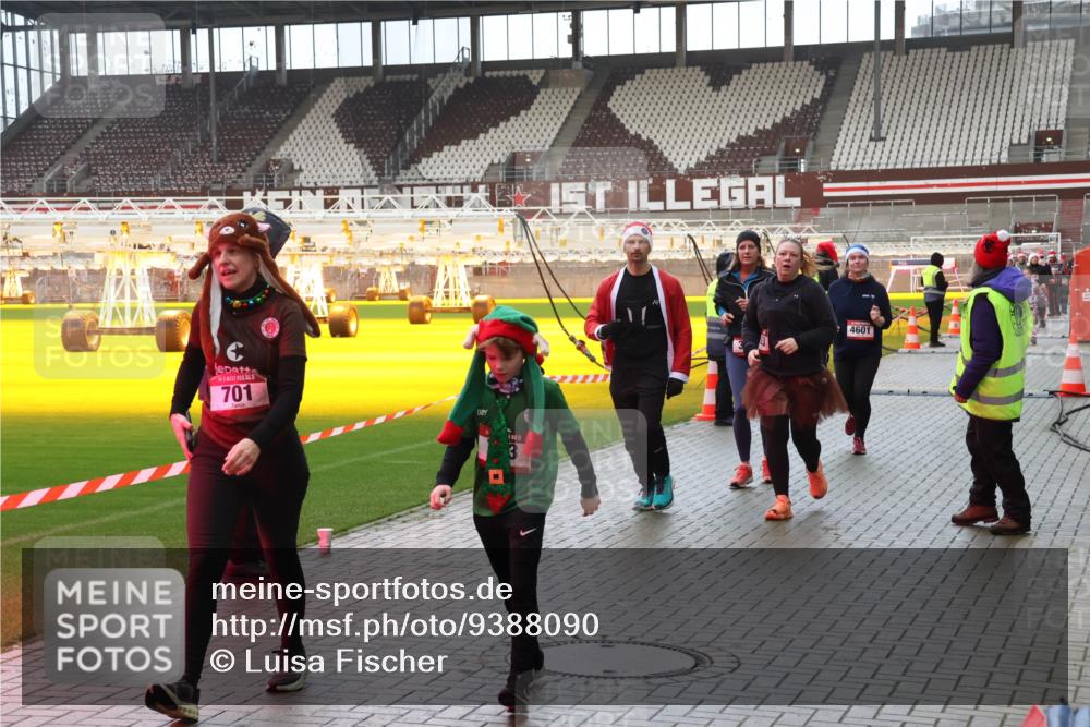 07.12.2025 - St. Pauli X-Mass-Run No. 15 Luisa Fischer http://msf.ph/oto/9388090 07.12.2025 11:49:47 Ziel 701, 15, 4601, 24, 146, 244, 360, 548, 701, 703, 1992, 1993, 2003, 2344, 2346, 2444, 2445, 2853, 2911, 3180, 3183, 3421, 3424, 3665, 3685, 3914, 3915, 4601, 4643, 4646 meine-sportfotos.de