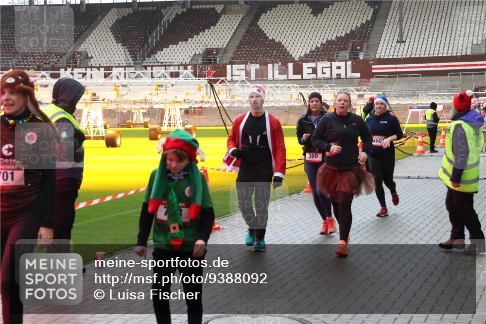 07.12.2025 - St. Pauli X-Mass-Run No. 15 Luisa Fischer http://msf.ph/oto/9388092 07.12.2025 11:49:47 Ziel 01, 360, 460, 24, 146, 244, 360, 548, 701, 703, 1992, 1993, 2003, 2344, 2346, 2444, 2445, 2853, 2911, 3180, 3183, 3421, 3424, 3665, 3685, 3914, 3915, 4601, 4643, 4646 meine-sportfotos.de