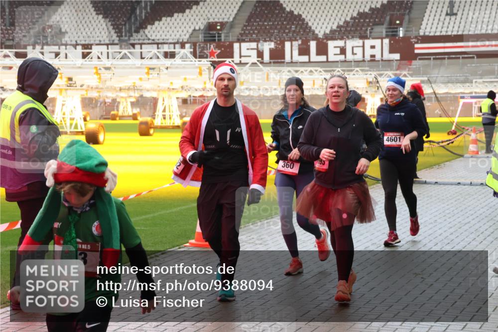 07.12.2025 - St. Pauli X-Mass-Run No. 15 Luisa Fischer http://msf.ph/oto/9388094 07.12.2025 11:49:48 Ziel 360, 15, 3, 4601, 24, 146, 244, 360, 548, 701, 703, 1992, 1993, 2003, 2344, 2346, 2444, 2445, 2853, 2911, 3180, 3183, 3421, 3424, 3665, 3685, 3914, 3915, 4601, 4643, 4646 meine-sportfotos.de