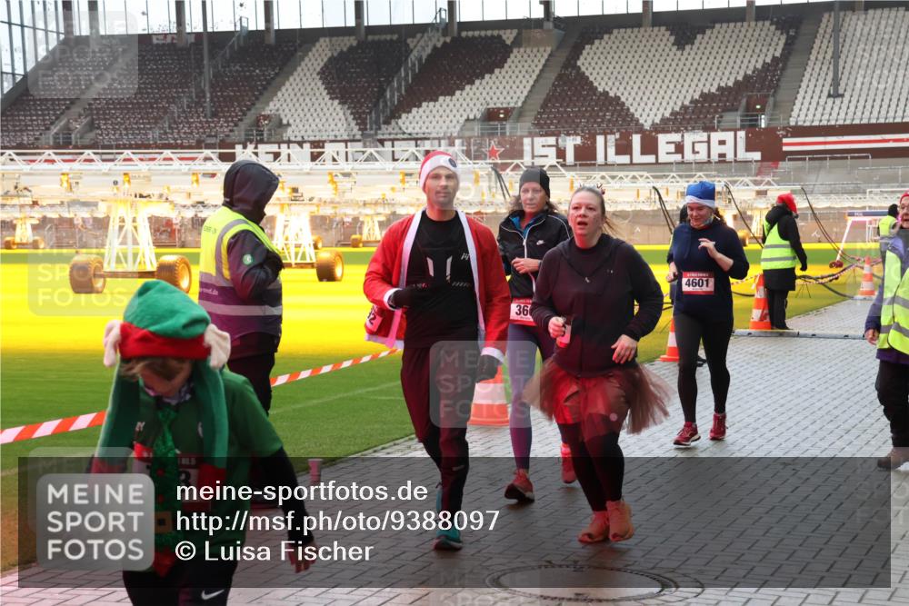 07.12.2025 - St. Pauli X-Mass-Run No. 15 Luisa Fischer http://msf.ph/oto/9388097 07.12.2025 11:49:49 Ziel 5, 3, 36, 4601, 24, 146, 244, 360, 548, 701, 703, 1992, 1993, 2003, 2344, 2346, 2444, 2445, 2853, 2911, 3180, 3183, 3421, 3424, 3665, 3685, 3914, 3915, 4601, 4643, 4646 meine-sportfotos.de