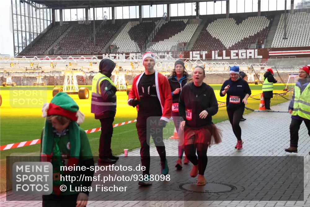 07.12.2025 - St. Pauli X-Mass-Run No. 15 Luisa Fischer http://msf.ph/oto/9388098 07.12.2025 11:49:49 Ziel 36, 93, 4601, 24, 146, 244, 360, 548, 701, 703, 1992, 1993, 2003, 2344, 2346, 2444, 2445, 2853, 2911, 3180, 3183, 3421, 3424, 3665, 3685, 3914, 3915, 4601, 4643, 4646 meine-sportfotos.de