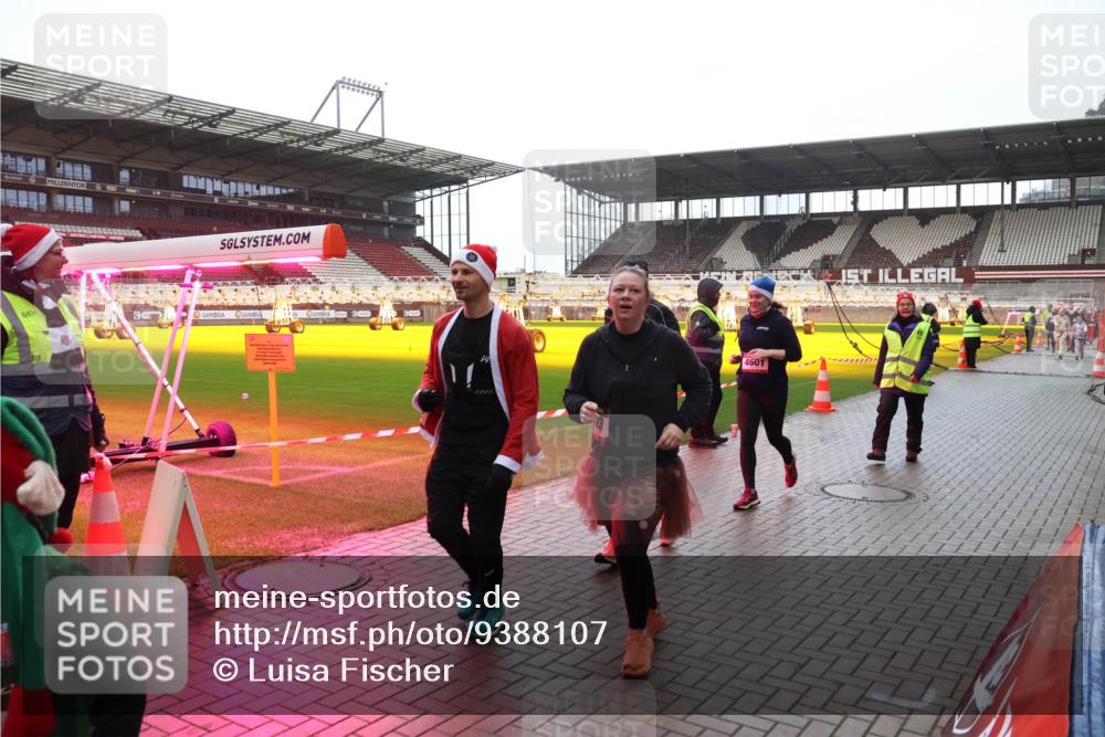 07.12.2025 - St. Pauli X-Mass-Run No. 15 Luisa Fischer http://msf.ph/oto/9388107 07.12.2025 11:49:51 Ziel 6334, 4601, 24, 360, 548, 701, 703, 1992, 1993, 2003, 2344, 2346, 2444, 2445, 2853, 2911, 3180, 3183, 3421, 3424, 3562, 3563, 3566, 3568, 3572, 3665, 3685, 3914, 3915, 4601, 4643, 4646 meine-sportfotos.de
