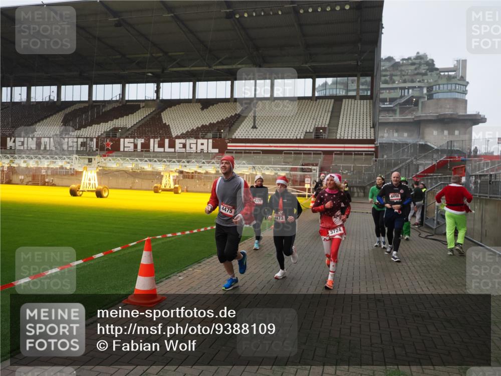 07.12.2025 - St. Pauli X-Mass-Run No. 15 Fabian Wolf http://msf.ph/oto/9388109 07.12.2025 10:19:05 Ziel 3455, 3724, 3975, 3976, 4330, 4331, 4436, 4437, 4438, 4473, 4475, 4498 meine-sportfotos.de