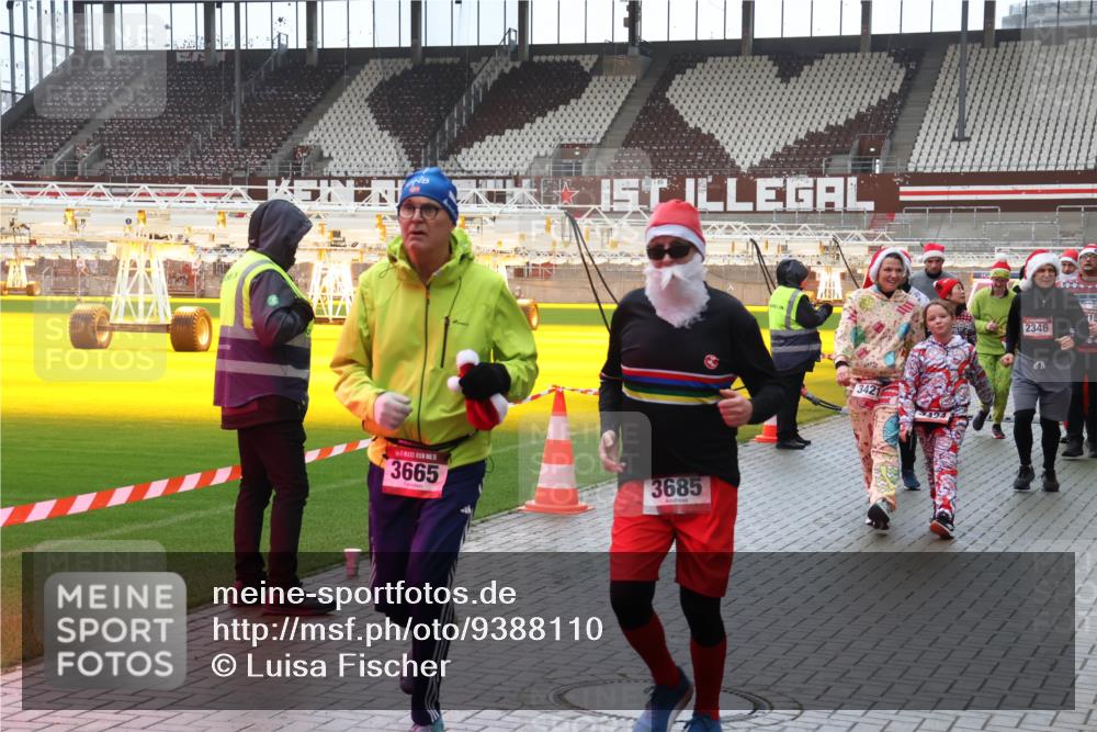 07.12.2025 - St. Pauli X-Mass-Run No. 15 Luisa Fischer http://msf.ph/oto/9388110 07.12.2025 11:50:04 Ziel 15, 3665, 3685, 342, 2346, 360, 1992, 1993, 2003, 2344, 2346, 2444, 2445, 2853, 2911, 3180, 3183, 3421, 3424, 3562, 3563, 3566, 3568, 3572, 3665, 3685, 3914, 3915, 4601, 4643, 4646 meine-sportfotos.de