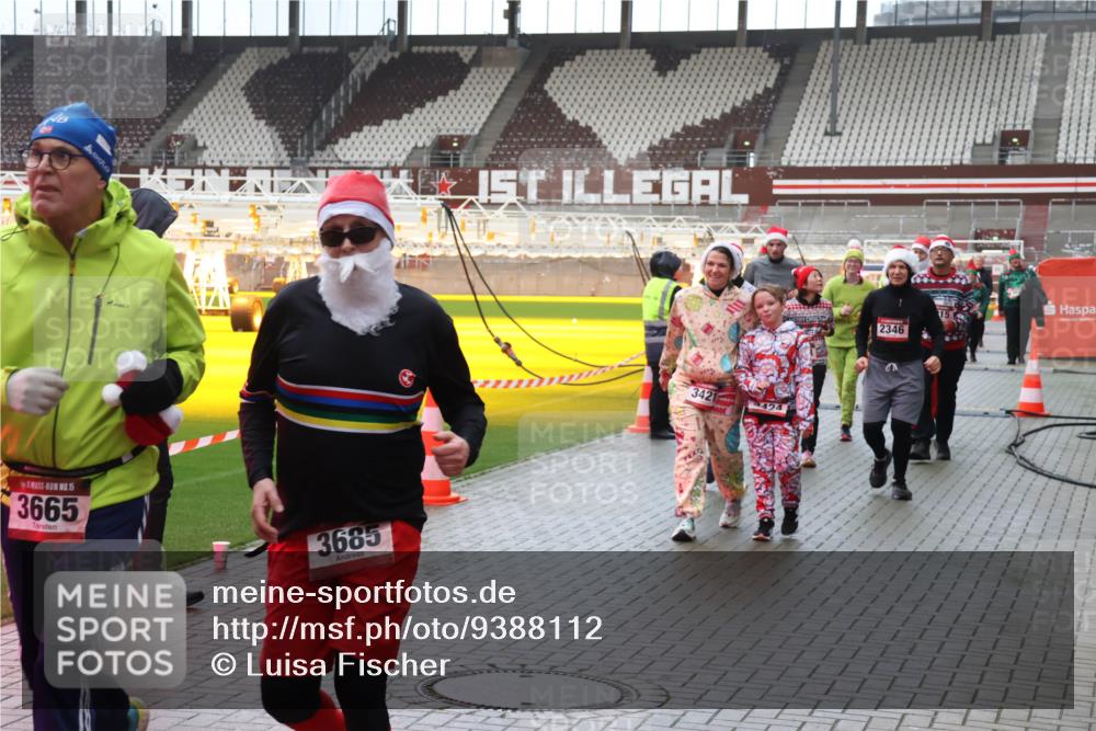 07.12.2025 - St. Pauli X-Mass-Run No. 15 Luisa Fischer http://msf.ph/oto/9388112 07.12.2025 11:50:05 Ziel 15, 3665, 3685, 3421, 2346, 360, 1992, 1993, 2003, 2344, 2346, 2444, 2445, 2853, 2911, 3180, 3183, 3421, 3424, 3562, 3563, 3566, 3568, 3572, 3665, 3685, 3914, 3915, 4601, 4643, 4646 meine-sportfotos.de