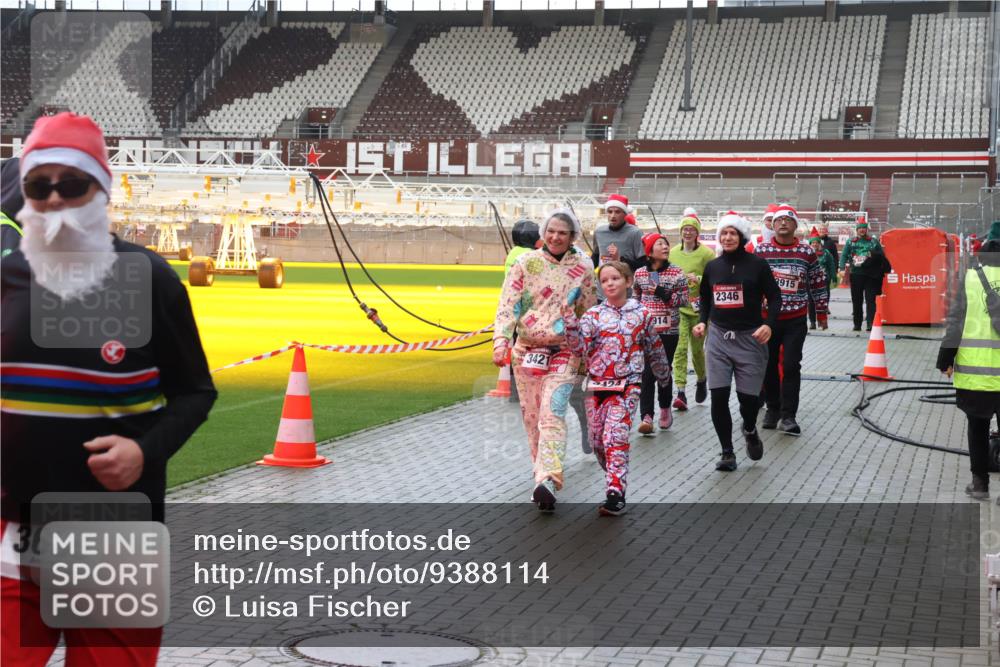 07.12.2025 - St. Pauli X-Mass-Run No. 15 Luisa Fischer http://msf.ph/oto/9388114 07.12.2025 11:50:05 Ziel 3685, 3421, 424, 914, 915, 2346, 360, 1992, 1993, 2003, 2344, 2346, 2444, 2445, 2853, 2911, 3180, 3183, 3421, 3424, 3562, 3563, 3566, 3568, 3572, 3665, 3685, 3914, 3915, 4601, 4643, 4646 meine-sportfotos.de