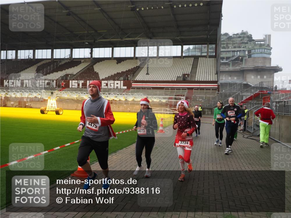 07.12.2025 - St. Pauli X-Mass-Run No. 15 Fabian Wolf http://msf.ph/oto/9388116 07.12.2025 10:19:05 Ziel 3455, 3724, 3975, 3976, 4330, 4331, 4436, 4437, 4438, 4473, 4475, 4498 meine-sportfotos.de