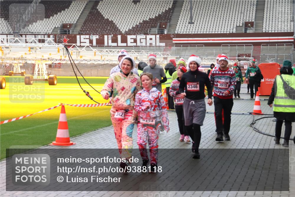 07.12.2025 - St. Pauli X-Mass-Run No. 15 Luisa Fischer http://msf.ph/oto/9388118 07.12.2025 11:50:06 Ziel 3421, 424, 2346, 3914, 3915, 360, 1992, 1993, 2003, 2344, 2346, 2444, 2445, 2853, 2911, 3180, 3183, 3421, 3424, 3562, 3563, 3566, 3568, 3572, 3665, 3685, 3914, 3915, 4601, 4643, 4646 meine-sportfotos.de