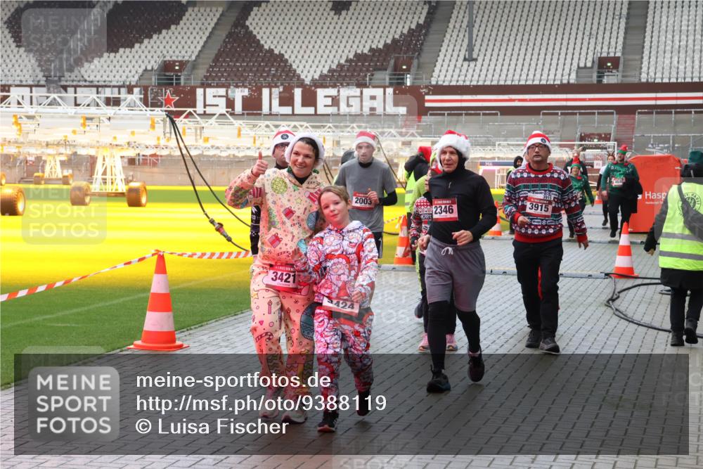 07.12.2025 - St. Pauli X-Mass-Run No. 15 Luisa Fischer http://msf.ph/oto/9388119 07.12.2025 11:50:06 Ziel 2003, 2346, 3915, 3421, 424, 360, 1992, 1993, 2003, 2344, 2346, 2444, 2445, 2853, 2911, 3180, 3183, 3421, 3424, 3562, 3563, 3566, 3568, 3572, 3665, 3685, 3914, 3915, 4601, 4643, 4646 meine-sportfotos.de