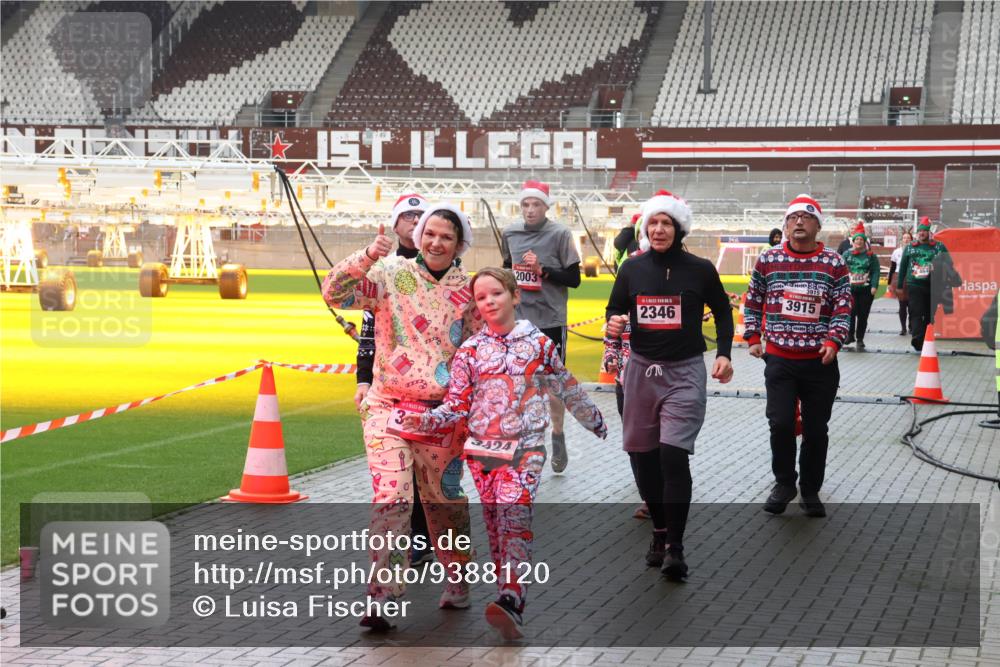 07.12.2025 - St. Pauli X-Mass-Run No. 15 Luisa Fischer http://msf.ph/oto/9388120 07.12.2025 11:50:07 Ziel 1, 3424, 2003, 2346, 3915, 360, 1992, 1993, 2003, 2344, 2346, 2444, 2445, 2853, 2911, 3180, 3183, 3421, 3424, 3562, 3563, 3566, 3568, 3572, 3660, 3665, 3685, 3778, 3914, 3915, 4601, 4643, 4646 meine-sportfotos.de