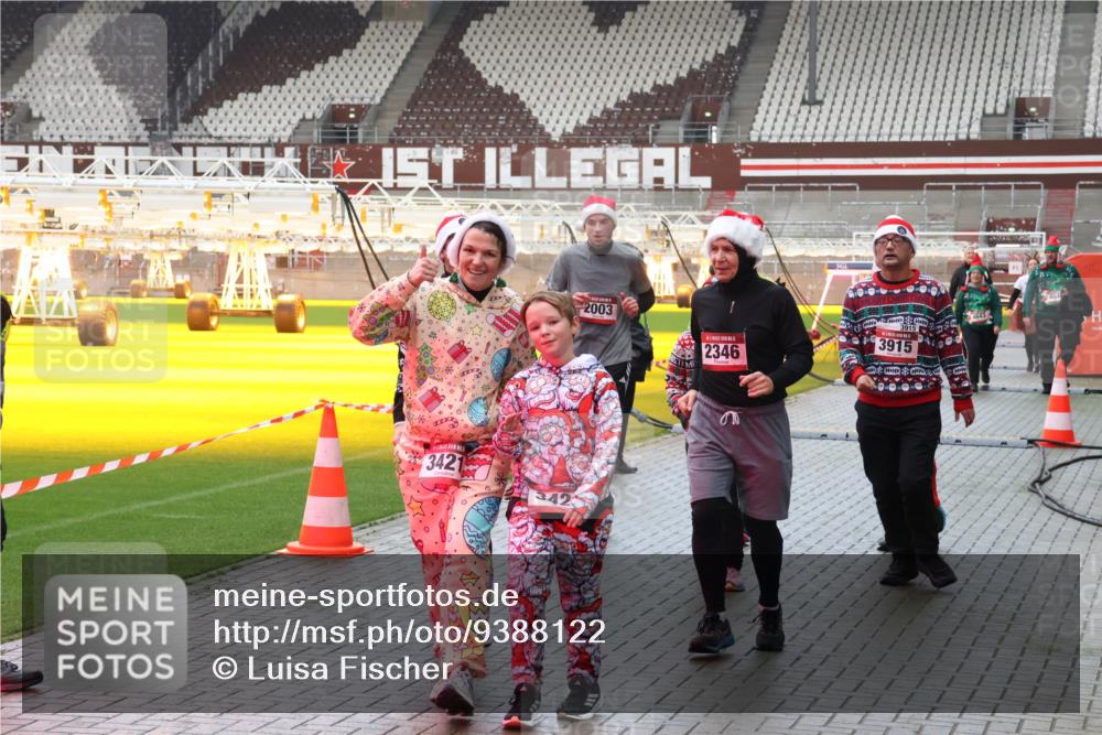 07.12.2025 - St. Pauli X-Mass-Run No. 15 Luisa Fischer http://msf.ph/oto/9388122 07.12.2025 11:50:07 Ziel 3421, 342, 3915, 3915, 2003, 2346, 360, 1992, 1993, 2003, 2344, 2346, 2444, 2445, 2853, 2911, 3180, 3183, 3421, 3424, 3562, 3563, 3566, 3568, 3572, 3660, 3665, 3685, 3778, 3914, 3915, 4601, 4643, 4646 meine-sportfotos.de