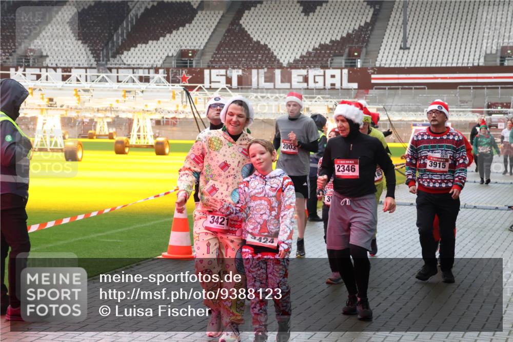 07.12.2025 - St. Pauli X-Mass-Run No. 15 Luisa Fischer http://msf.ph/oto/9388123 07.12.2025 11:50:07 Ziel 3421, 424, 2003, 15, 2346, 3, 83, 3915, 3915, 360, 1992, 1993, 2003, 2344, 2346, 2444, 2445, 2853, 2911, 3180, 3183, 3421, 3424, 3562, 3563, 3566, 3568, 3572, 3660, 3665, 3685, 3778, 3914, 3915, 4601, 4643, 4646 meine-sportfotos.de