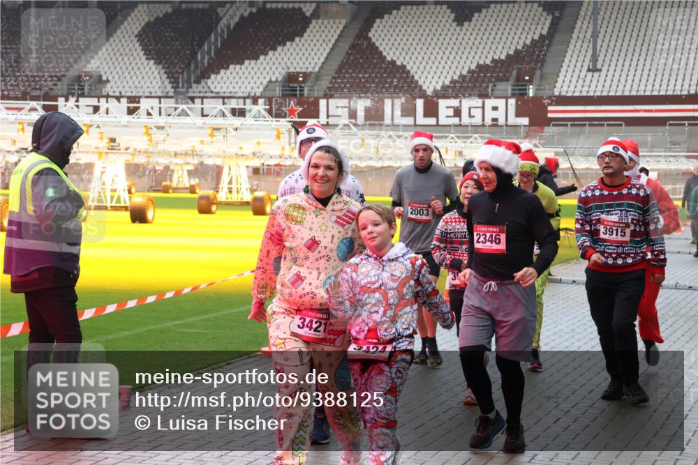 07.12.2025 - St. Pauli X-Mass-Run No. 15 Luisa Fischer http://msf.ph/oto/9388125 07.12.2025 11:50:07 Ziel 3421, 3424, 2003, 2346, 3915, 3915, 360, 1992, 1993, 2003, 2344, 2346, 2444, 2445, 2853, 2911, 3180, 3183, 3421, 3424, 3562, 3563, 3566, 3568, 3572, 3660, 3665, 3685, 3778, 3914, 3915, 4601, 4643, 4646 meine-sportfotos.de