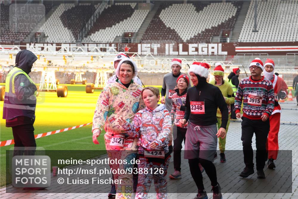07.12.2025 - St. Pauli X-Mass-Run No. 15 Luisa Fischer http://msf.ph/oto/9388126 07.12.2025 11:50:08 Ziel 3421, 424, 20, 5, 2346, 39, 3915, 3915, 360, 1992, 1993, 2003, 2344, 2346, 2444, 2445, 2853, 2911, 3180, 3183, 3421, 3424, 3562, 3563, 3566, 3568, 3572, 3660, 3665, 3685, 3778, 3914, 3915, 4601, 4643, 4646 meine-sportfotos.de
