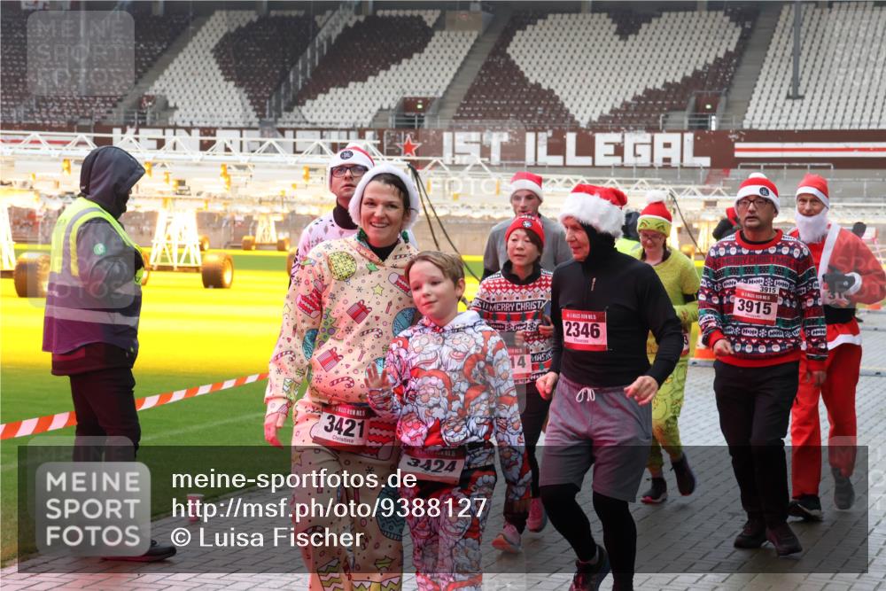 07.12.2025 - St. Pauli X-Mass-Run No. 15 Luisa Fischer http://msf.ph/oto/9388127 07.12.2025 11:50:08 Ziel 5, 3421, 15, 3424, 14, 5, 2346, 3915, 3915, 360, 1992, 1993, 2003, 2344, 2346, 2444, 2445, 2853, 2911, 3180, 3183, 3421, 3424, 3562, 3563, 3566, 3568, 3572, 3660, 3665, 3685, 3778, 3914, 3915, 4601, 4643, 4646 meine-sportfotos.de