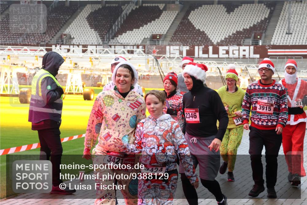 07.12.2025 - St. Pauli X-Mass-Run No. 15 Luisa Fischer http://msf.ph/oto/9388129 07.12.2025 11:50:08 Ziel 3421, 0, 3424, 5, 2346, 31, 3915, 3915, 31, 360, 1992, 1993, 2003, 2344, 2346, 2444, 2445, 2853, 2911, 3180, 3183, 3421, 3424, 3562, 3563, 3566, 3568, 3572, 3660, 3665, 3685, 3778, 3914, 3915, 4601, 4643, 4646 meine-sportfotos.de