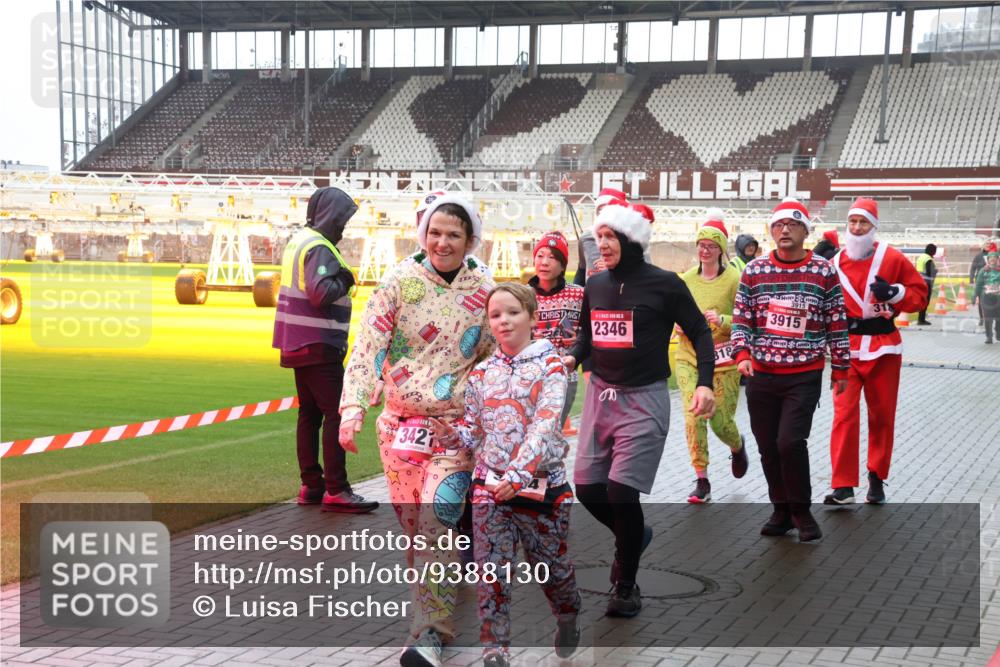 07.12.2025 - St. Pauli X-Mass-Run No. 15 Luisa Fischer http://msf.ph/oto/9388130 07.12.2025 11:50:09 Ziel 342, 2346, 818, 3915, 31, 360, 1992, 1993, 2003, 2344, 2346, 2444, 2445, 2853, 2911, 3180, 3183, 3421, 3424, 3562, 3563, 3566, 3568, 3572, 3660, 3665, 3685, 3778, 3914, 3915, 4601, 4643, 4646 meine-sportfotos.de