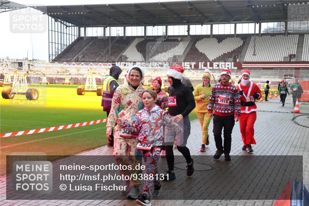 07.12.2025 - St. Pauli X-Mass-Run No. 15 Luisa Fischer http://msf.ph/oto/9388131 07.12.2025 11:50:09 Ziel 342, 3424, 1, 2346, 3915, 318, 360, 1992, 1993, 2003, 2344, 2346, 2444, 2445, 2853, 2911, 3180, 3183, 3421, 3424, 3562, 3563, 3566, 3568, 3572, 3660, 3665, 3685, 3778, 3914, 3915, 4601, 4643, 4646 meine-sportfotos.de