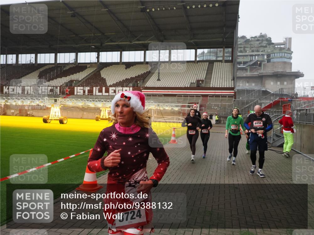 07.12.2025 - St. Pauli X-Mass-Run No. 15 Fabian Wolf http://msf.ph/oto/9388132 07.12.2025 10:19:06 Ziel 3455, 3724, 3975, 3976, 4330, 4331, 4436, 4437, 4438, 4473, 4475, 4498 meine-sportfotos.de