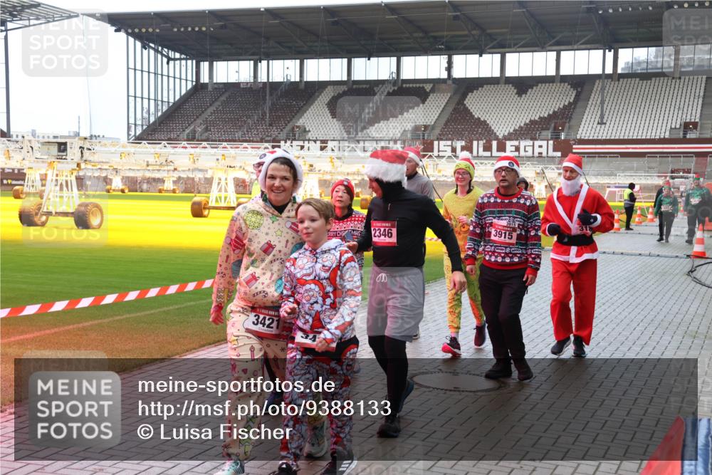 07.12.2025 - St. Pauli X-Mass-Run No. 15 Luisa Fischer http://msf.ph/oto/9388133 07.12.2025 11:50:09 Ziel 3421, 2346, 318, 3915, 360, 1992, 1993, 2003, 2344, 2346, 2444, 2445, 2853, 2911, 3180, 3183, 3421, 3424, 3562, 3563, 3566, 3568, 3572, 3660, 3665, 3685, 3778, 3914, 3915, 4601, 4643, 4646 meine-sportfotos.de