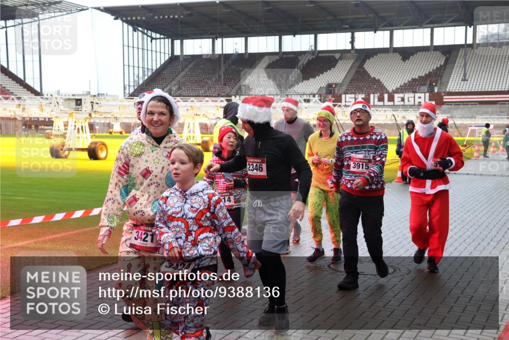 07.12.2025 - St. Pauli X-Mass-Run No. 15 Luisa Fischer http://msf.ph/oto/9388136 07.12.2025 11:50:10 Ziel 3421, 3424, 14, 2346, 3915, 3915, 6, 360, 1992, 1993, 2003, 2344, 2346, 2444, 2445, 2853, 2911, 3180, 3183, 3421, 3424, 3562, 3563, 3566, 3568, 3572, 3660, 3665, 3685, 3778, 3914, 3915, 4601, 4643, 4646 meine-sportfotos.de