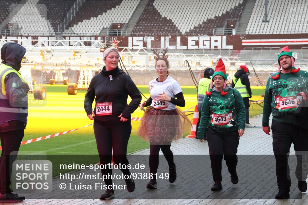 07.12.2025 - St. Pauli X-Mass-Run No. 15 Luisa Fischer http://msf.ph/oto/9388149 07.12.2025 11:50:23 Ziel 2444, 2445, 4646, 4643, 1890, 2003, 2118, 2203, 2210, 2346, 2444, 2445, 2848, 2853, 2872, 2877, 2911, 3180, 3183, 3562, 3563, 3566, 3568, 3572, 3660, 3665, 3685, 3697, 3778, 3914, 3915, 4184 meine-sportfotos.de
