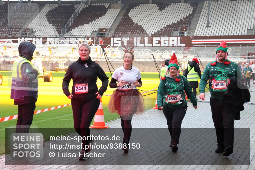 07.12.2025 - St. Pauli X-Mass-Run No. 15 Luisa Fischer http://msf.ph/oto/9388150 07.12.2025 11:50:23 Ziel 2444, 2445, 4646, 4643, 1890, 2003, 2118, 2203, 2210, 2346, 2444, 2445, 2848, 2853, 2872, 2877, 2911, 3180, 3183, 3562, 3563, 3566, 3568, 3572, 3660, 3665, 3685, 3697, 3778, 3914, 3915, 4184 meine-sportfotos.de