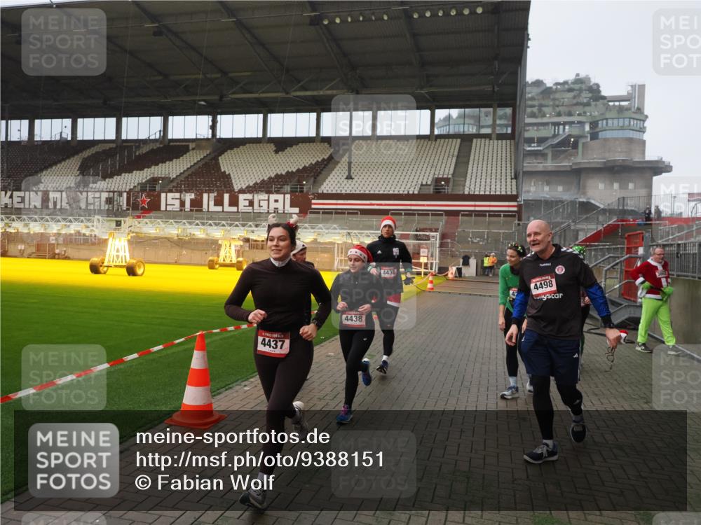 07.12.2025 - St. Pauli X-Mass-Run No. 15 Fabian Wolf http://msf.ph/oto/9388151 07.12.2025 10:19:08 Ziel 3455, 3724, 3975, 3976, 4330, 4331, 4436, 4437, 4438, 4473, 4475, 4498 meine-sportfotos.de