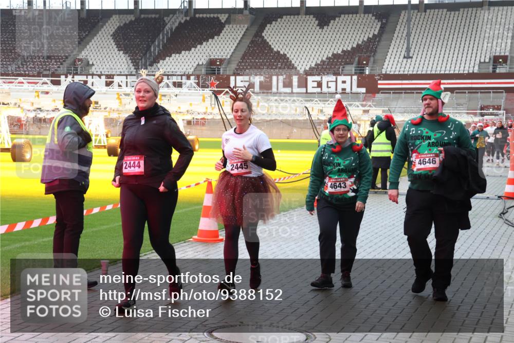 07.12.2025 - St. Pauli X-Mass-Run No. 15 Luisa Fischer http://msf.ph/oto/9388152 07.12.2025 11:50:23 Ziel 2444, 2445, 4646, 4643, 1890, 2003, 2118, 2203, 2210, 2346, 2444, 2445, 2848, 2853, 2872, 2877, 2911, 3180, 3183, 3562, 3563, 3566, 3568, 3572, 3660, 3665, 3685, 3697, 3778, 3914, 3915, 4184 meine-sportfotos.de