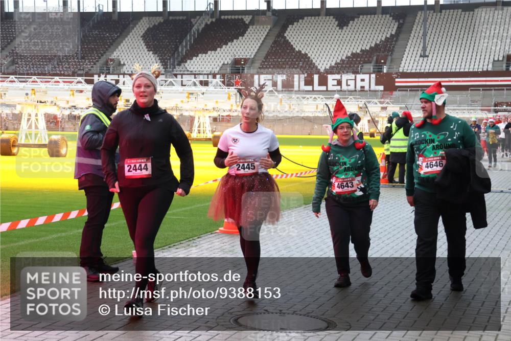 07.12.2025 - St. Pauli X-Mass-Run No. 15 Luisa Fischer http://msf.ph/oto/9388153 07.12.2025 11:50:24 Ziel 5, 2444, 2445, 4646, 4643, 1890, 2118, 2203, 2210, 2444, 2445, 2848, 2853, 2872, 2877, 2911, 3180, 3183, 3562, 3563, 3566, 3568, 3572, 3660, 3665, 3685, 3697, 3778, 3914, 3915, 4184 meine-sportfotos.de