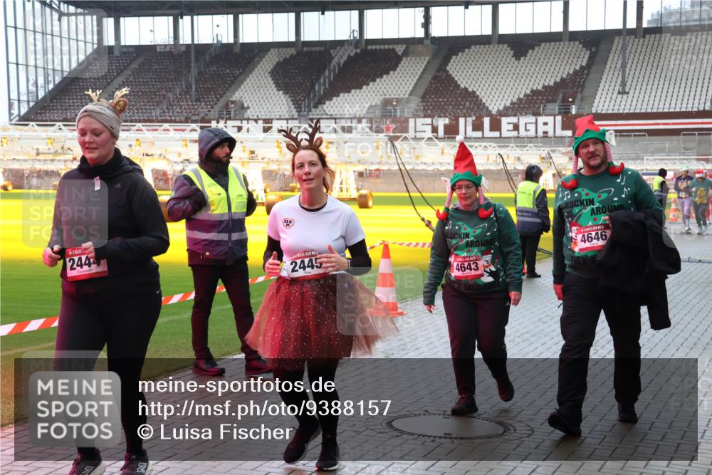 07.12.2025 - St. Pauli X-Mass-Run No. 15 Luisa Fischer http://msf.ph/oto/9388157 07.12.2025 11:50:25 Ziel 2444, 2445, 4646, 4643, 1890, 2118, 2203, 2210, 2444, 2445, 2848, 2853, 2872, 2877, 2911, 3180, 3183, 3562, 3563, 3566, 3568, 3572, 3660, 3665, 3685, 3697, 3778, 3914, 3915, 4184 meine-sportfotos.de