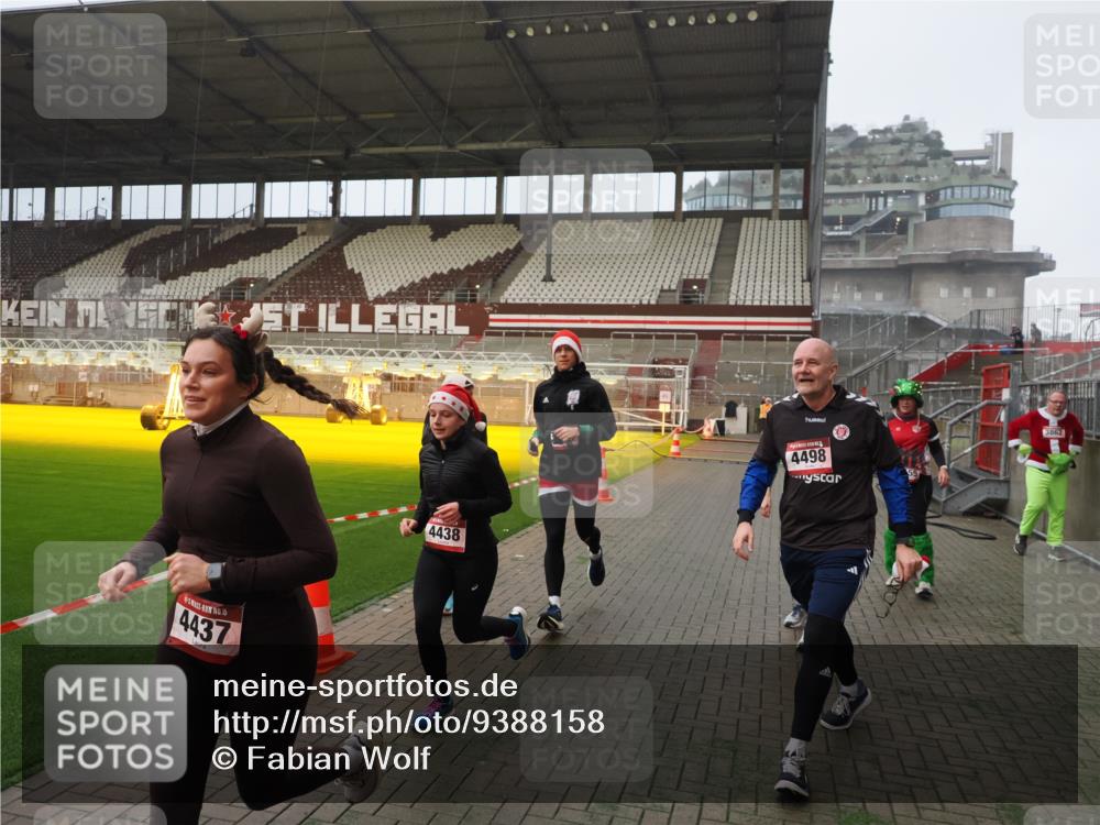 07.12.2025 - St. Pauli X-Mass-Run No. 15 Fabian Wolf http://msf.ph/oto/9388158 07.12.2025 10:19:08 Ziel 3455, 3724, 3975, 3976, 4330, 4331, 4436, 4437, 4438, 4473, 4475, 4498 meine-sportfotos.de