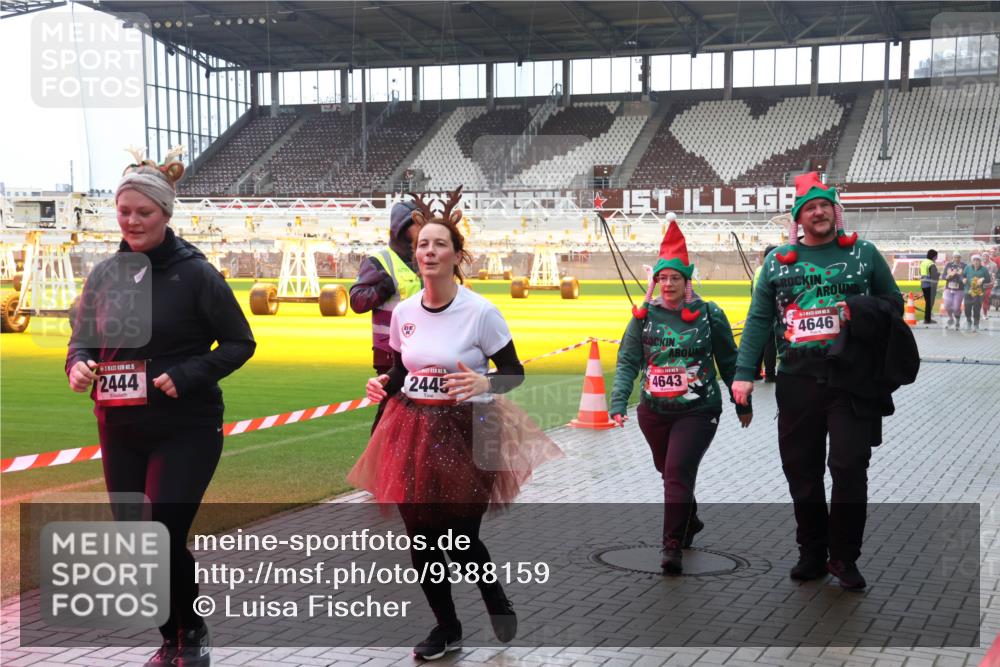 07.12.2025 - St. Pauli X-Mass-Run No. 15 Luisa Fischer http://msf.ph/oto/9388159 07.12.2025 11:50:25 Ziel 15, 2444, 2445, 4643, 5, 4646, 1890, 2118, 2203, 2210, 2444, 2445, 2848, 2853, 2872, 2877, 2911, 3180, 3183, 3562, 3563, 3566, 3568, 3572, 3660, 3665, 3685, 3697, 3778, 3914, 3915, 4184 meine-sportfotos.de