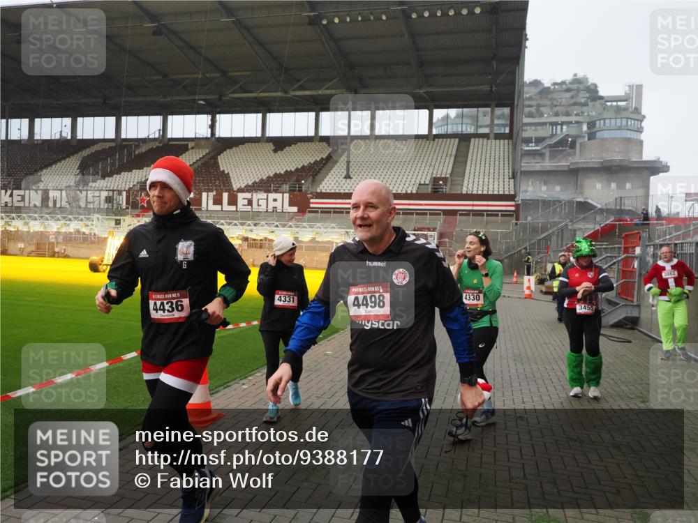 07.12.2025 - St. Pauli X-Mass-Run No. 15 Fabian Wolf http://msf.ph/oto/9388177 07.12.2025 10:19:09 Ziel 3455, 3724, 3975, 3976, 4330, 4331, 4436, 4437, 4438, 4473, 4475, 4498 meine-sportfotos.de