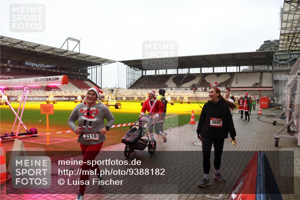 07.12.2025 - St. Pauli X-Mass-Run No. 15 Luisa Fischer http://msf.ph/oto/9388182 07.12.2025 11:50:42 Ziel 2118, 3697, 1890, 2118, 2203, 2210, 2784, 2785, 2793, 2848, 2872, 2877, 3660, 3697, 3778, 4184, 4428 meine-sportfotos.de