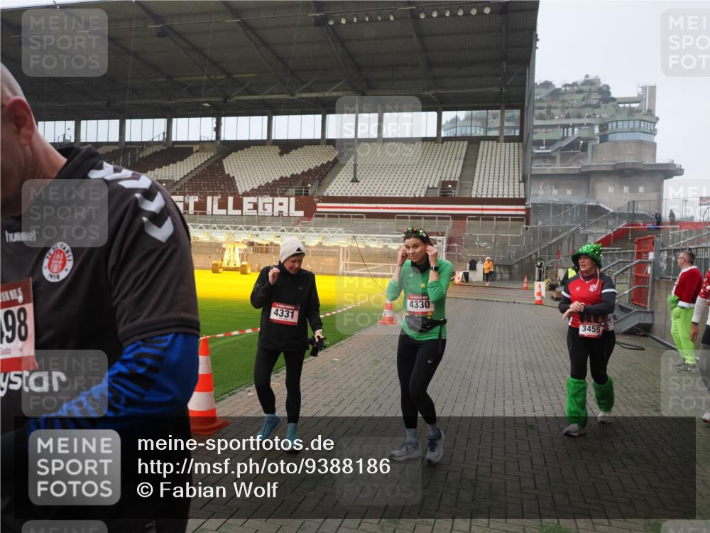 07.12.2025 - St. Pauli X-Mass-Run No. 15 Fabian Wolf http://msf.ph/oto/9388186 07.12.2025 10:19:10 Ziel 3455, 3724, 3975, 3976, 4330, 4331, 4436, 4437, 4438, 4473, 4475, 4498 meine-sportfotos.de